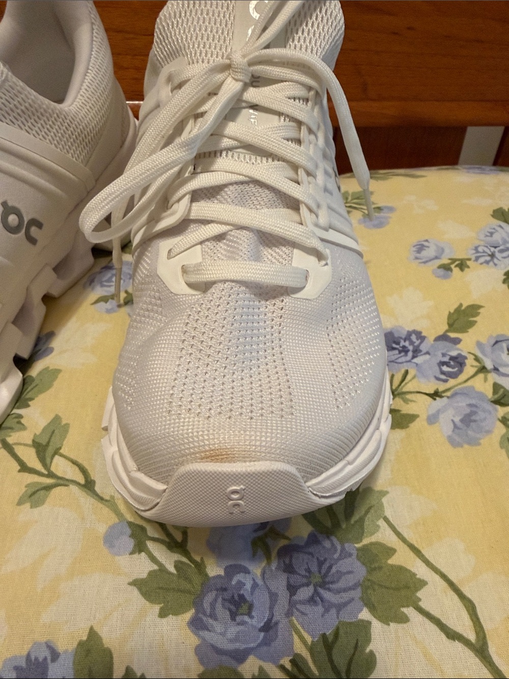 On Running Women’s Cloudswift White Athletic Sneakers - Picture 8 of 8